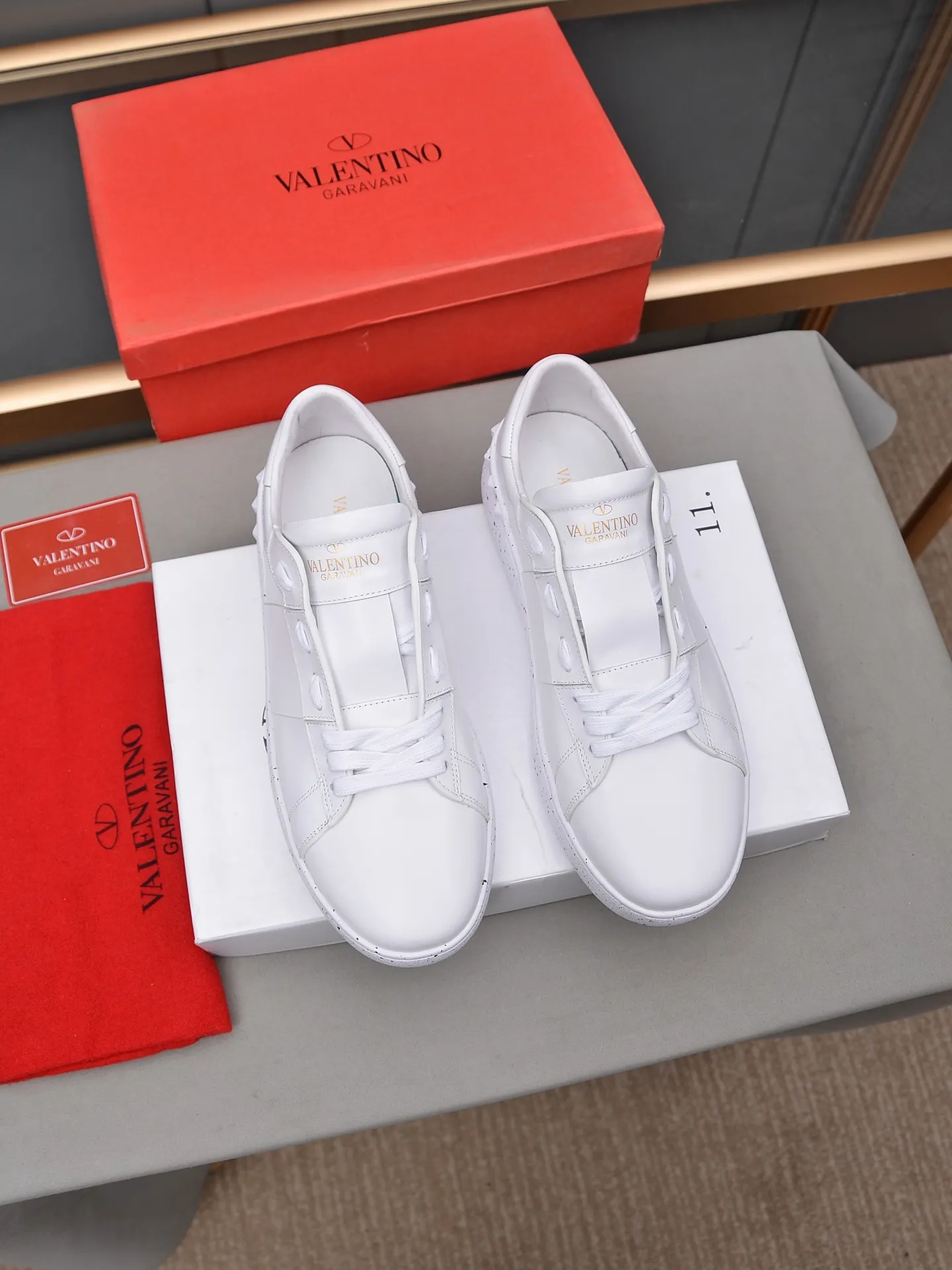 Men's shoes 460💰 (men and women couples) Valentino classic color matching series casual shoes. Made with heavy craftsmanship, good products pay attention to every detail. A must-have trendy item that can be worn all year round, it has been worn by many celebrities and Internet celebrities~~Imported cowhide surface, unique design concept, sheepskin lining, counter quality. Women’s clothing 35-40. Men’s clothing 39-44, 45-46 (returns and exchanges are not supported for custom-made items)
